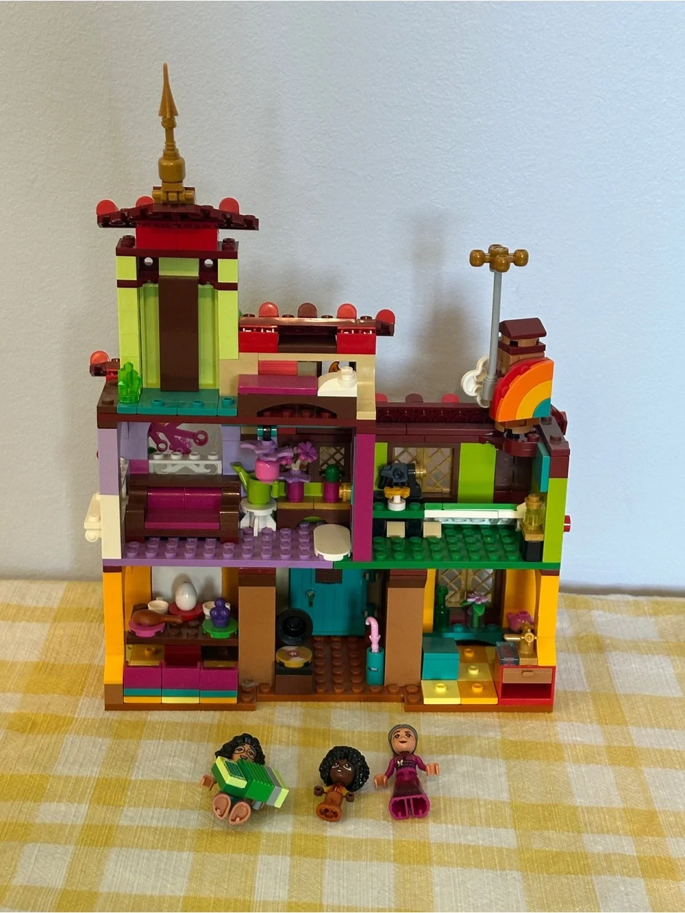 Lego Disney Encanto The Madrigal House 43202 687 pcs complete with Minifigures